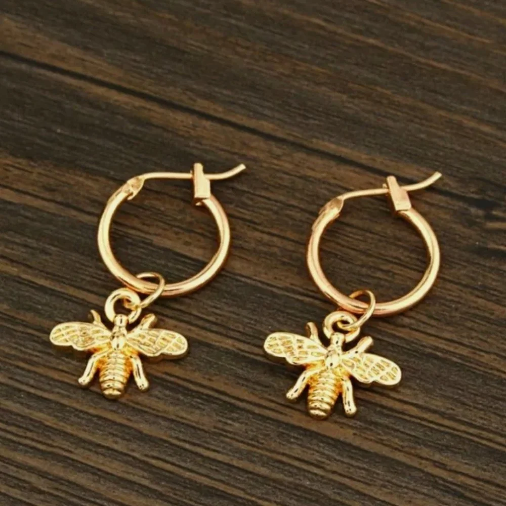 Brand New 18k Bee ๐ beautiful Gold Stud Earrings - Picture 9 of 9